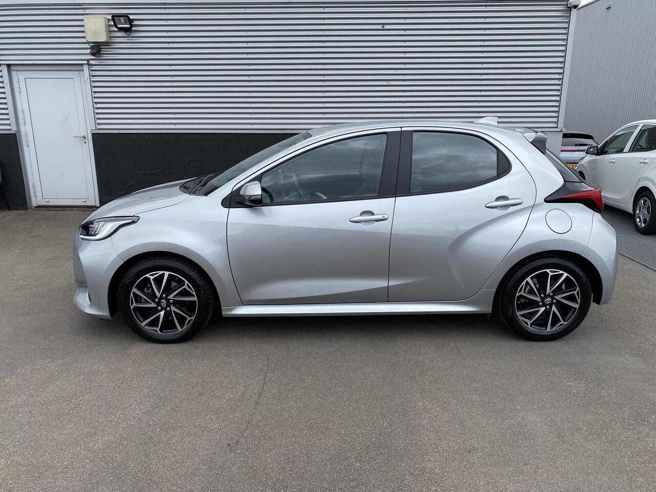 Toyota YARIS 1.5 Hybrid Dynamic Parkeersensoren voor + achter, Navigatie Apple CarPlay/Android Auto, achteruitrij camera, adaptieve cruise control, LED