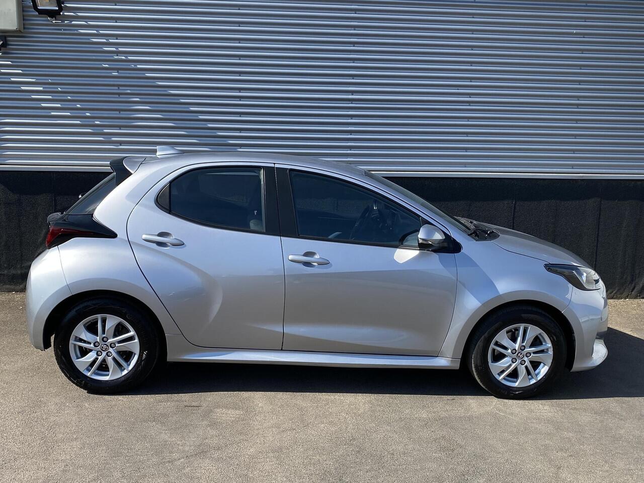 Toyota YARIS 1.5 Hybrid Business Plus Parkeersensoren voor + achter, Stoelverwarming, Apple carplay en/of Android auto navigatie, Adaptieve cruise control, Climate control, Achteruitrijcamera, BTW-auto