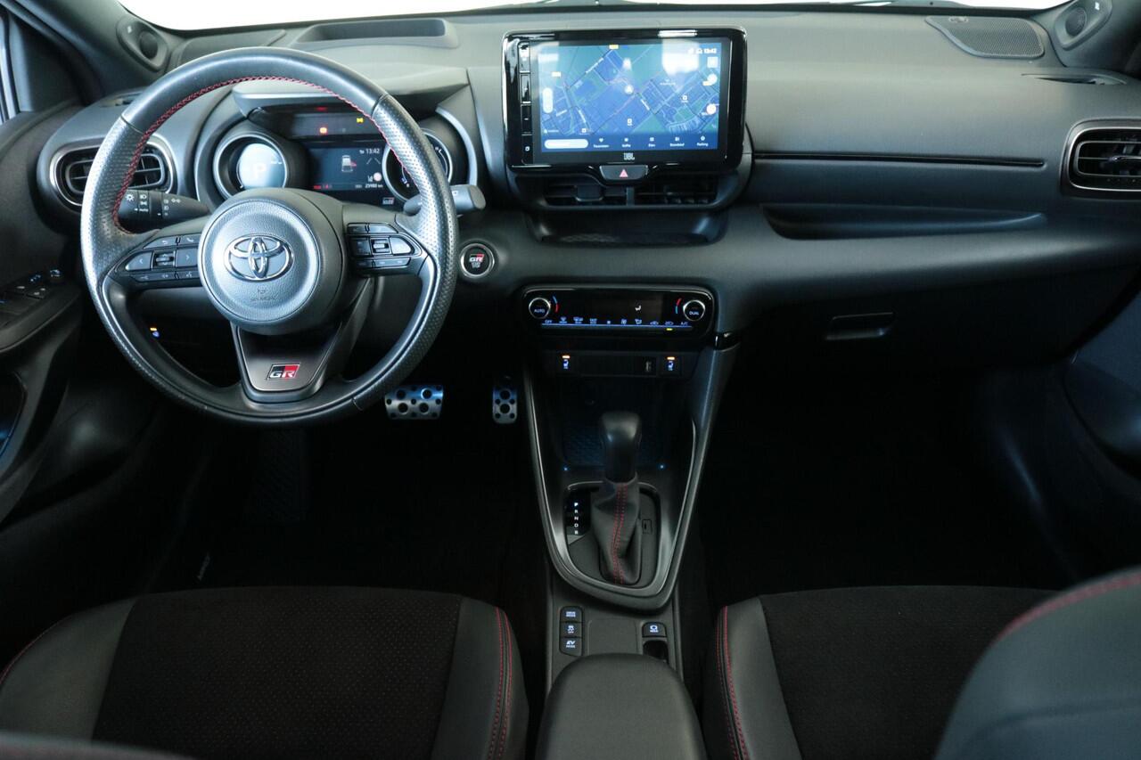 Toyota YARIS 1.5 Hybrid GR Sport, JBL, BSM, HEAD-UP, Apple Carplay/Android Auto, Stuur & Stoelverwarming!