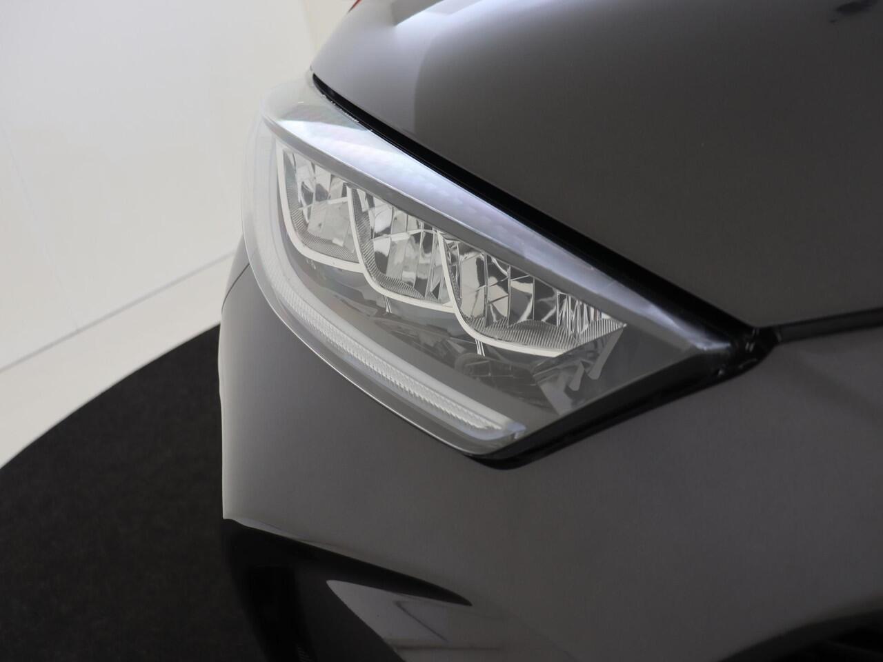 Toyota YARIS 1.5 Hybrid Executive | airco automatisch | Apple Carplay/Android Auto | Autonomous Emergency Braking | cruise control adaptief | dodehoek detectie | LED koplampen | lederen/stof bekleding | lichtmetalen Zwarte velgen 17" | navigatiesysteem full map | voor