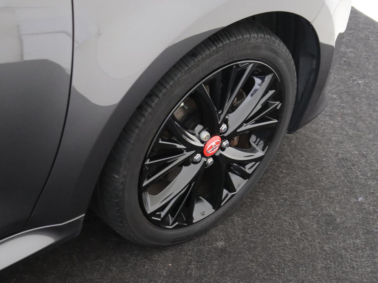 Toyota YARIS 1.5 Hybrid Executive | airco automatisch | Apple Carplay/Android Auto | Autonomous Emergency Braking | cruise control adaptief | dodehoek detectie | LED koplampen | lederen/stof bekleding | lichtmetalen Zwarte velgen 17" | navigatiesysteem full map | voor