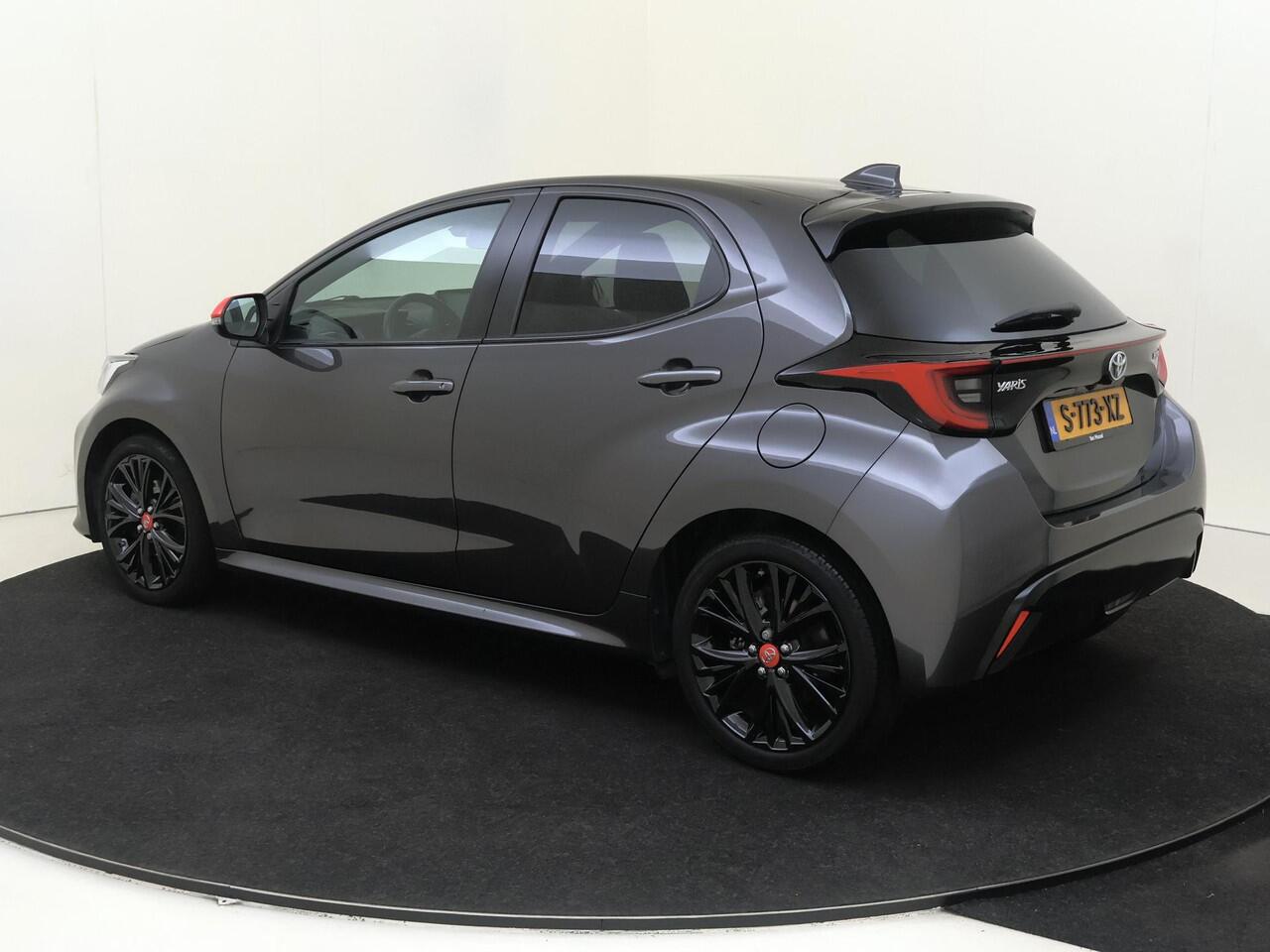 Toyota YARIS 1.5 Hybrid Executive | airco automatisch | Apple Carplay/Android Auto | Autonomous Emergency Braking | cruise control adaptief | dodehoek detectie | LED koplampen | lederen/stof bekleding | lichtmetalen Zwarte velgen 17" | navigatiesysteem full map | voor