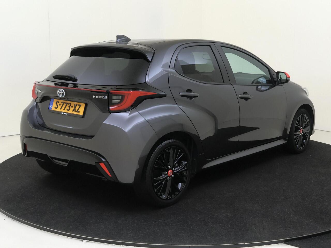 Toyota YARIS 1.5 Hybrid Executive | airco automatisch | Apple Carplay/Android Auto | Autonomous Emergency Braking | cruise control adaptief | dodehoek detectie | LED koplampen | lederen/stof bekleding | lichtmetalen Zwarte velgen 17" | navigatiesysteem full map | voor