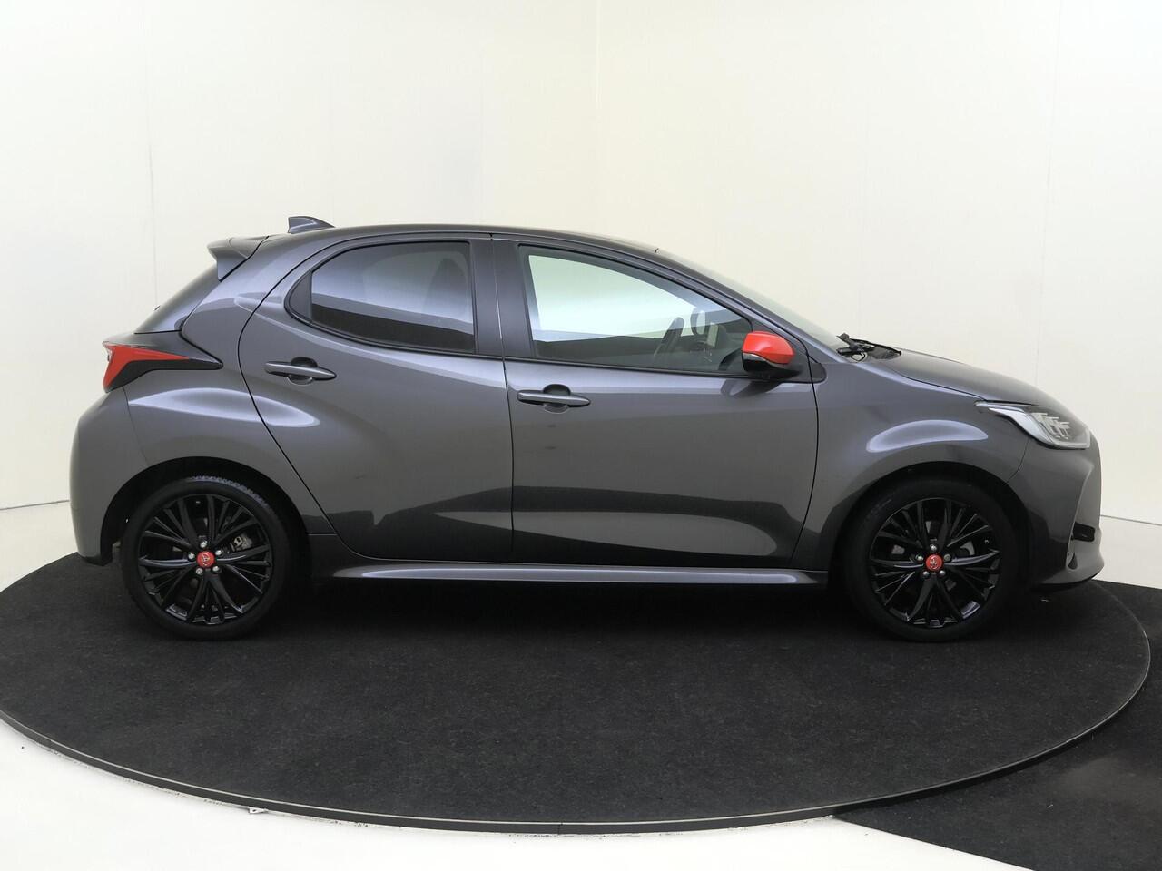 Toyota YARIS 1.5 Hybrid Executive | airco automatisch | Apple Carplay/Android Auto | Autonomous Emergency Braking | cruise control adaptief | dodehoek detectie | LED koplampen | lederen/stof bekleding | lichtmetalen Zwarte velgen 17" | navigatiesysteem full map | voor