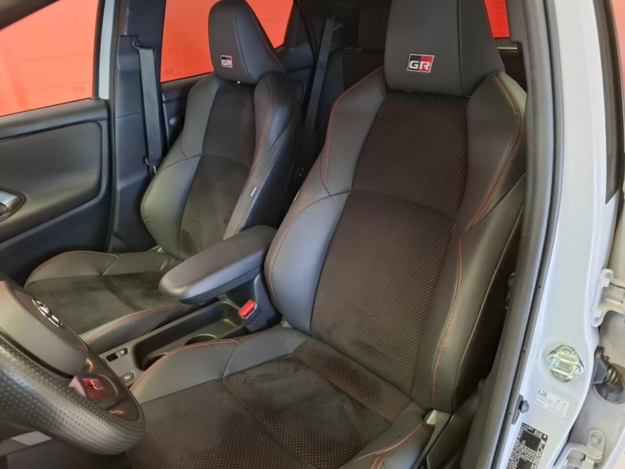 Toyota YARIS 1.5 Hyb. GR Sport, NL auto !! 12 maanden Bovag garantie, 116PK