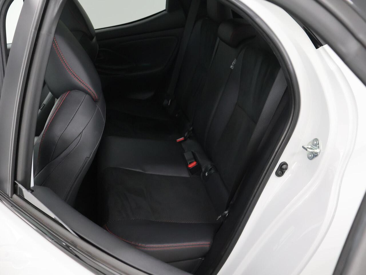 Toyota YARIS 1.5 Hybrid GR Sport | Navigatie | Parkeercamera | Stoelverwarming | HUD | Keyless Entry/Go | Apple Carplay/Android Auto |