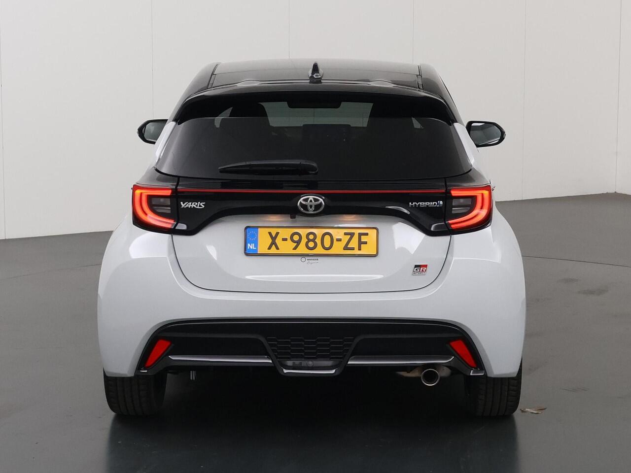 Toyota YARIS 1.5 Hybrid GR Sport | Navigatie | Parkeercamera | Stoelverwarming | HUD | Keyless Entry/Go | Apple Carplay/Android Auto |