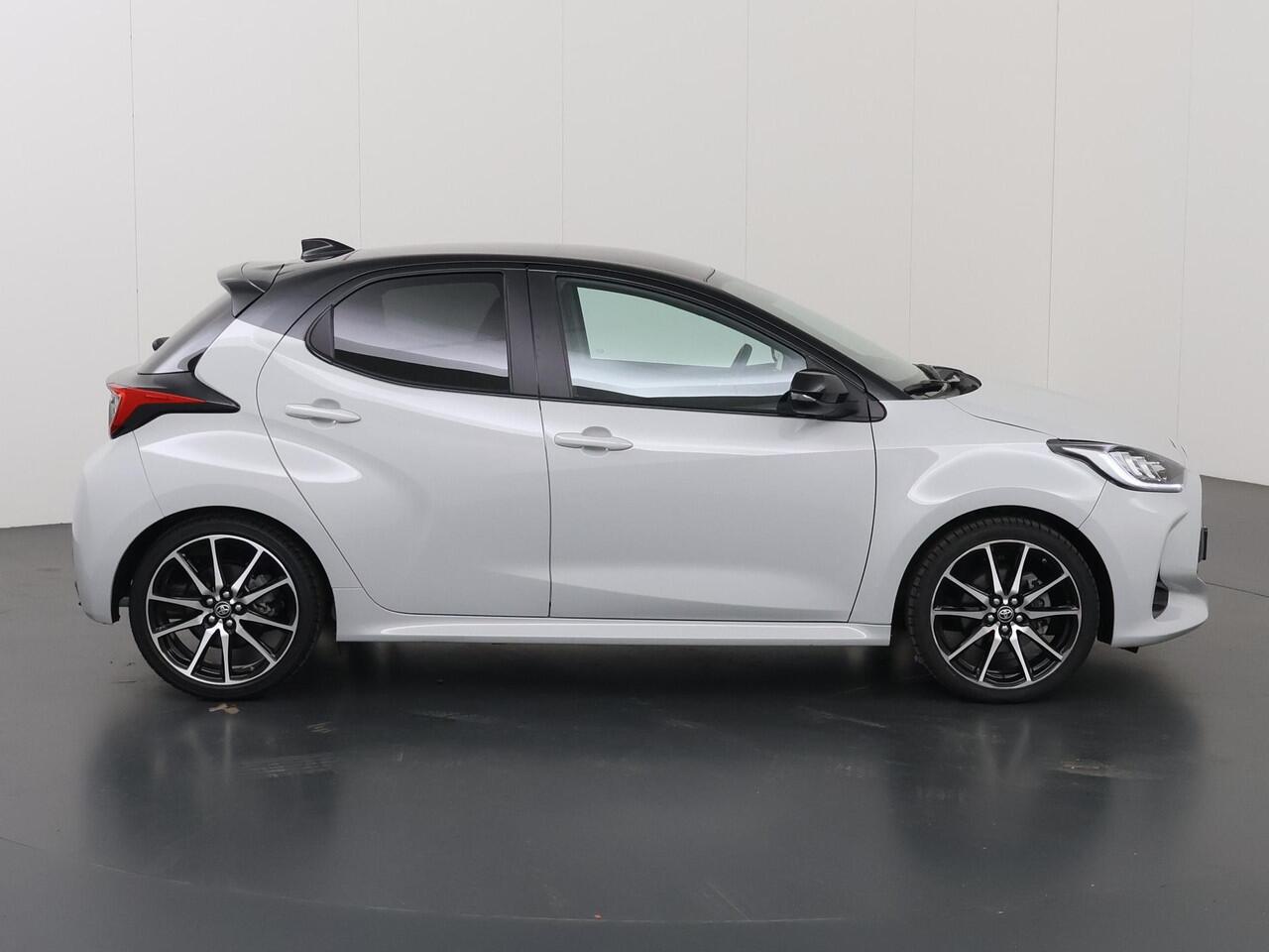 Toyota YARIS 1.5 Hybrid GR Sport | Navigatie | Parkeercamera | Stoelverwarming | HUD | Keyless Entry/Go | Apple Carplay/Android Auto |