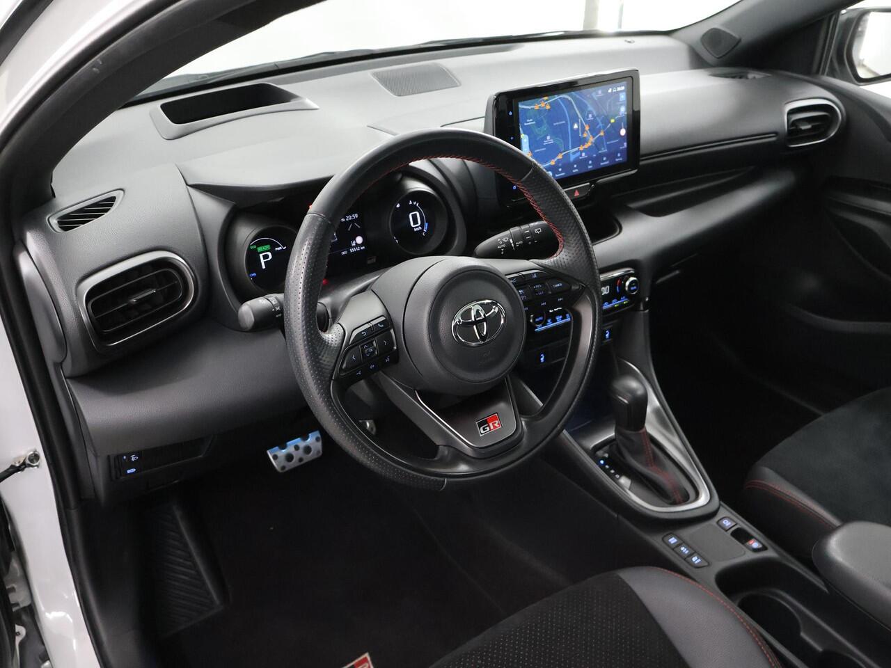 Toyota YARIS 1.5 Hybrid GR Sport | Navigatie | Parkeercamera | Stoelverwarming | HUD | Keyless Entry/Go | Apple Carplay/Android Auto |