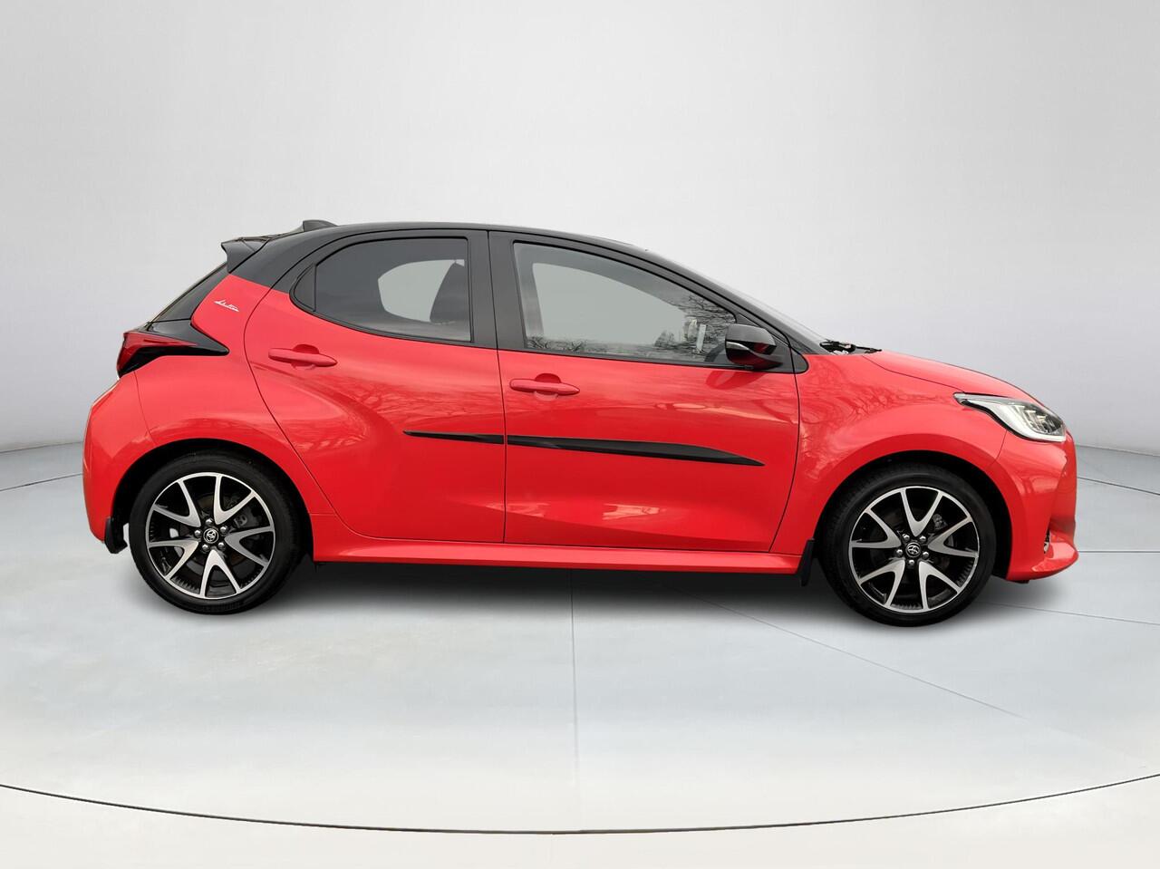 Toyota YARIS 1.5 Hybrid Executive | Stoelverwarming | Parkeercamera | Keyless entry | 17 inch LM-velgen |