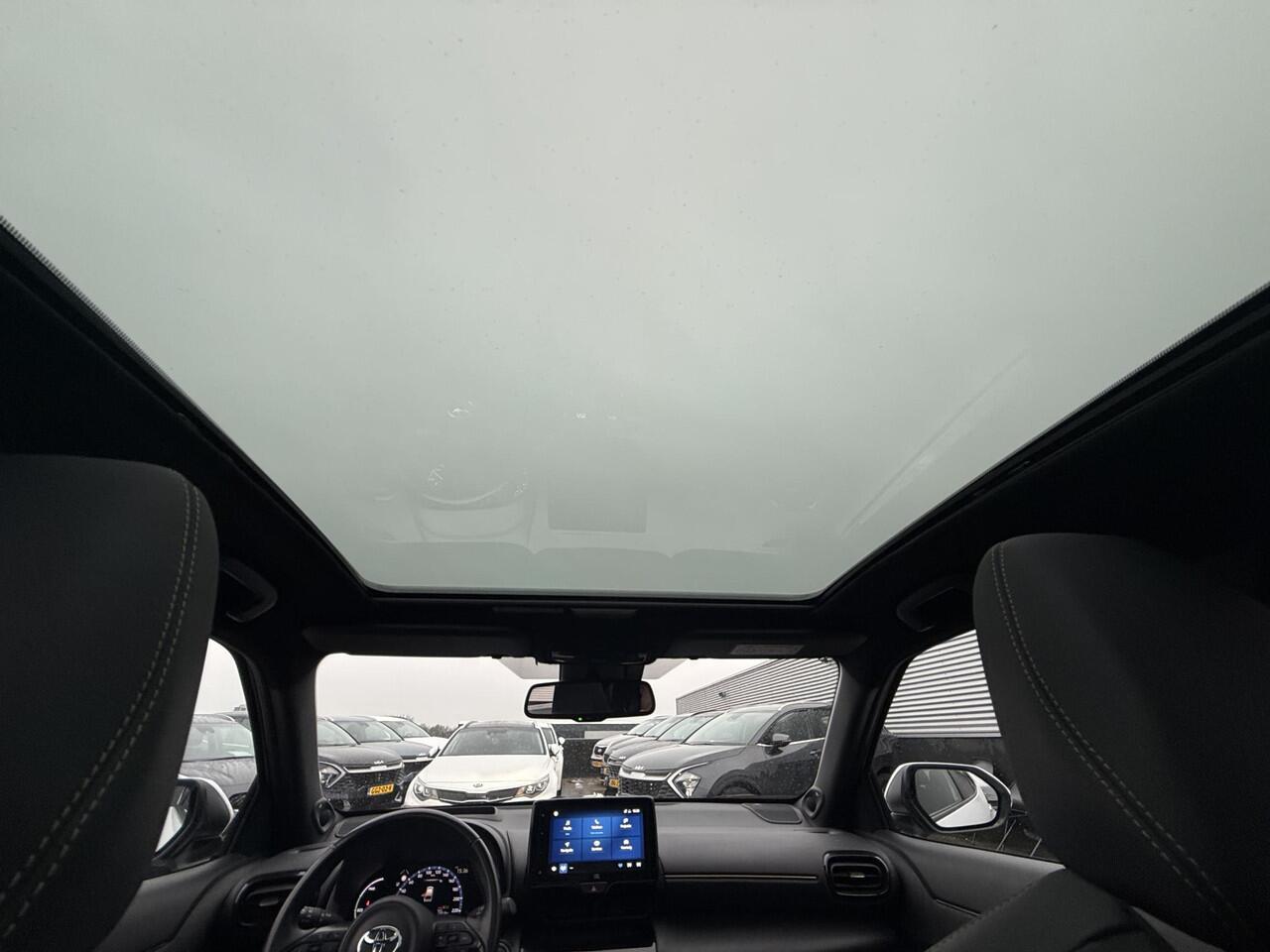 Toyota YARIS Cross 1.5 Hybrid Adventure AWD Automaat Panoramadak, Dodehoekdetectie, Stoelverwarming, Parkeersensoren voor + achter, Achteruitrijcamera, Head-up display, JBL