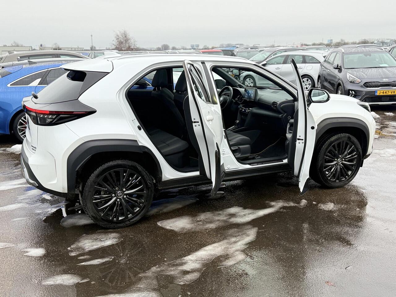 Toyota YARIS Cross 1.5 Hybrid Adventure AWD Automaat Panoramadak, Dodehoekdetectie, Stoelverwarming, Parkeersensoren voor + achter, Achteruitrijcamera, Head-up display, JBL