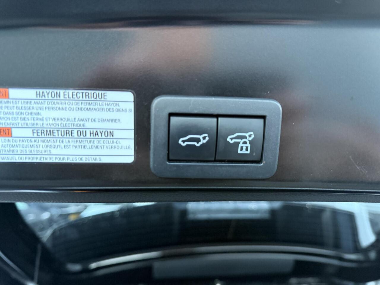 Toyota YARIS Cross 1.5 Hybrid Executive Trekhaak, Dodehoekdetectie, HUD, Stoelverwarming, LMV, LED, Elek. achterklep, Parkeersensoren