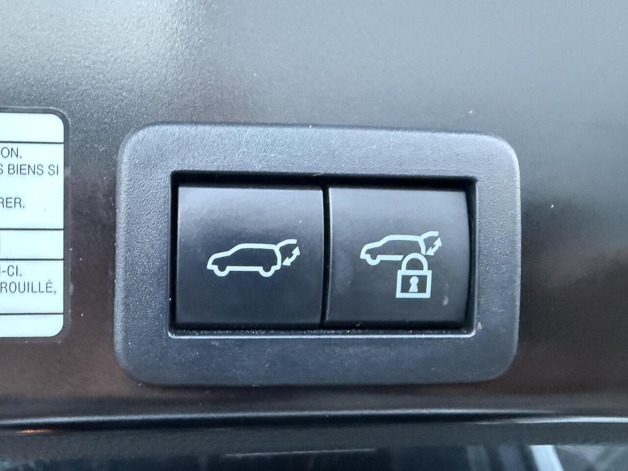 Toyota YARIS Cross 1.5 Hybrid Executive Trekhaak, Dodehoekdetectie, HUD, Stoelverwarming, LMV, LED, Elek. achterklep, Parkeersensoren