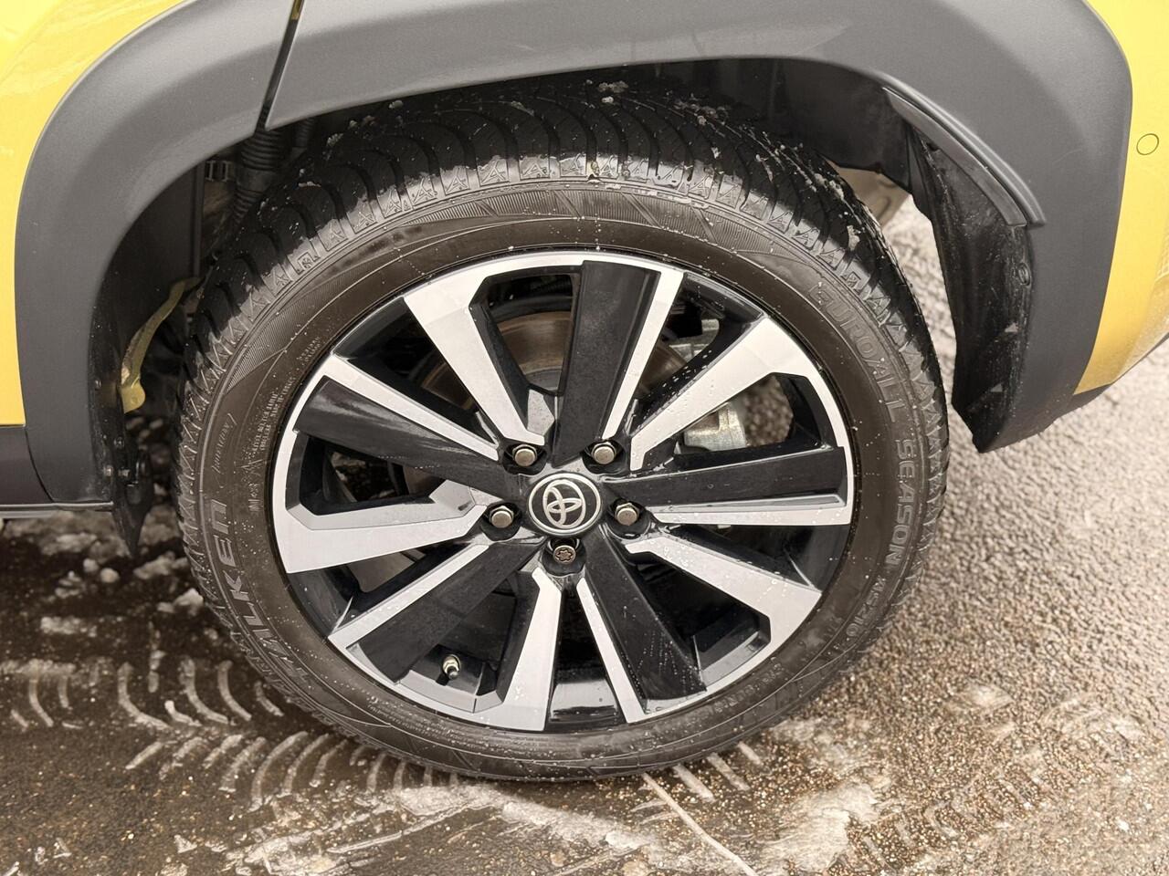 Toyota YARIS Cross 1.5 Hybrid Launch Edition AWD Panoramadak, Rondom camera, Lederen interieur, Stoelverwarming, Dodehoekdetectie, JBL, HUD, AppleCarplay AndroidAuto, LM velgen