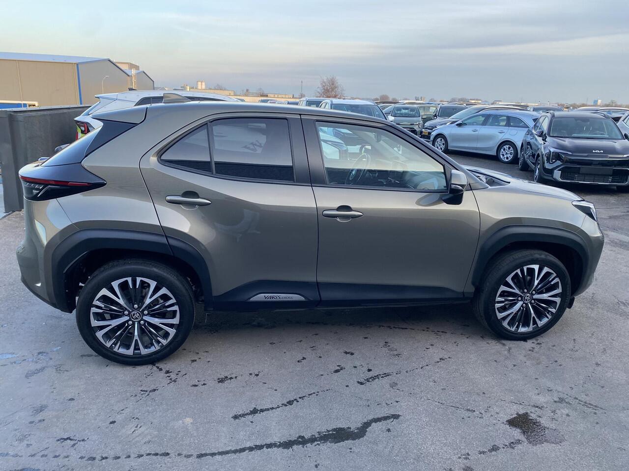 Toyota YARIS Cross 1.5 Hybrid Executive Panoramadak, Parkeersensoren voor + achter, Stoelverwarming, LED, Smart Key, LMV