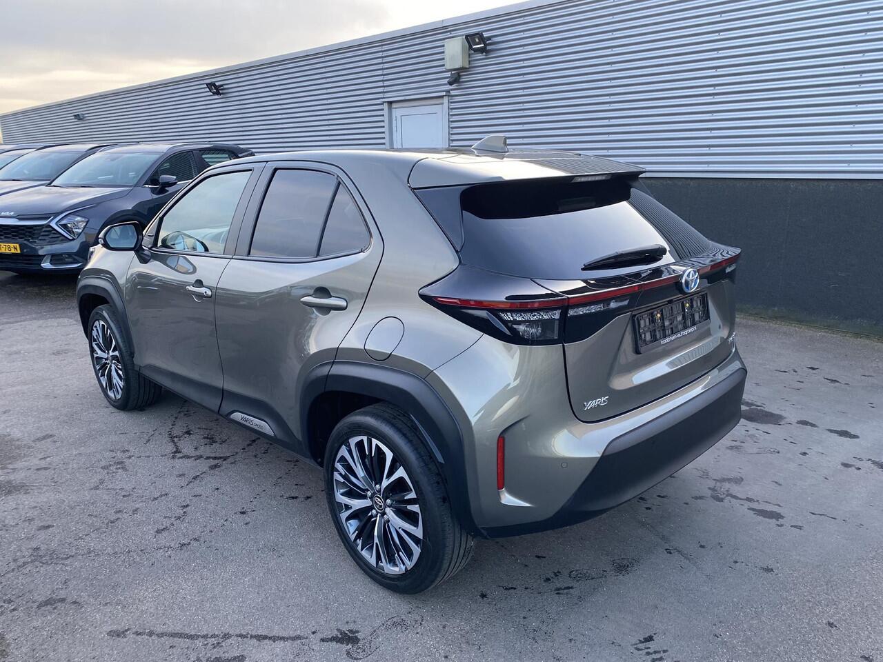 Toyota YARIS Cross 1.5 Hybrid Executive Panoramadak, Parkeersensoren voor + achter, Stoelverwarming, LED, Smart Key, LMV