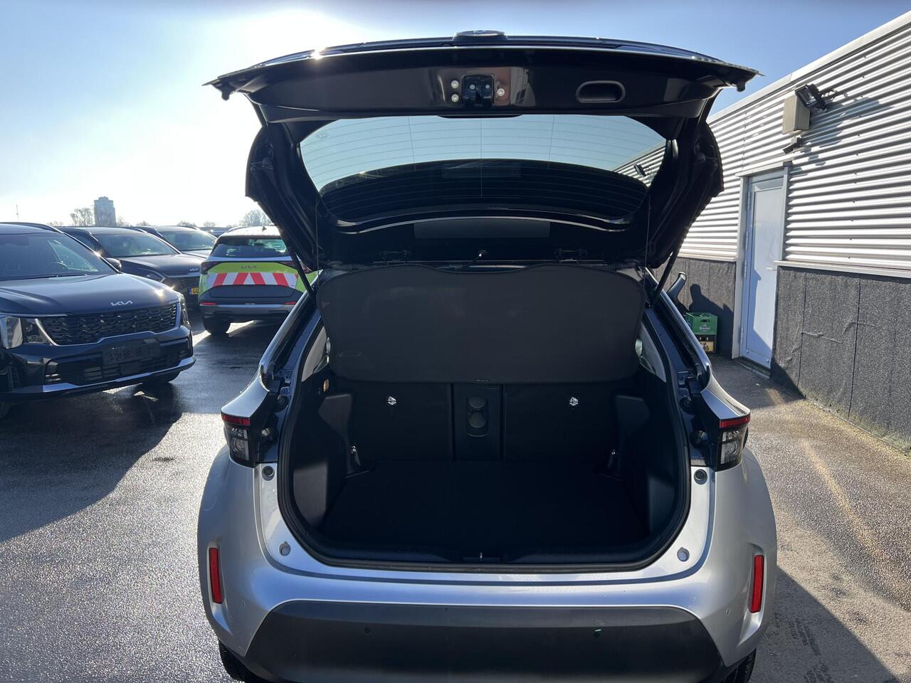 Toyota YARIS Cross 1.5 Hybrid Executive Nieuw geleverd en dealeronderhouden, 1e eign. Dodehoekdetectie, JBL, Stoelverwarming, Privacy glass