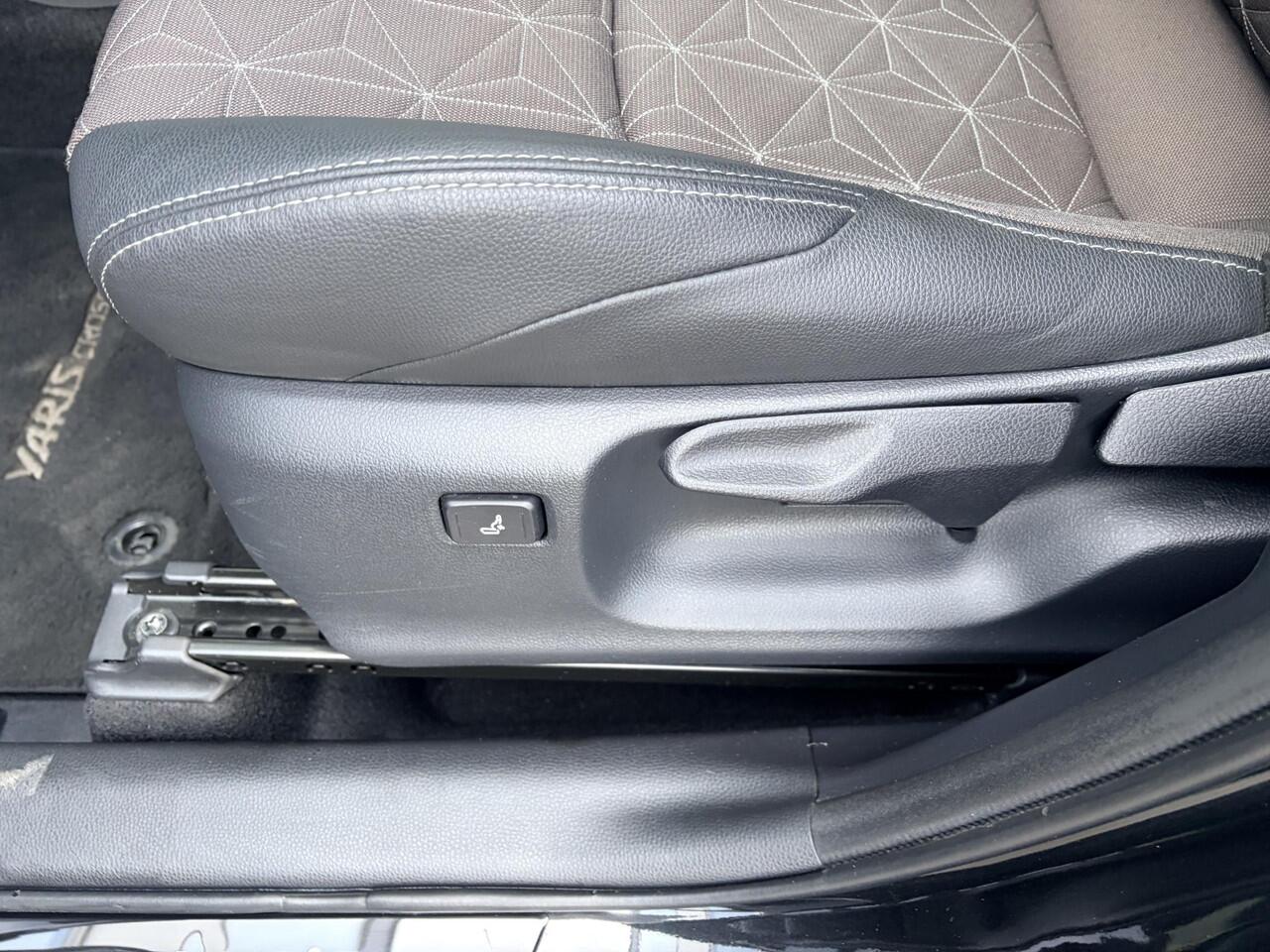 Toyota YARIS Cross 1.5 Hybrid Executive 18 inch | Panoramadak | Half leder | Parkeersensoren rondom