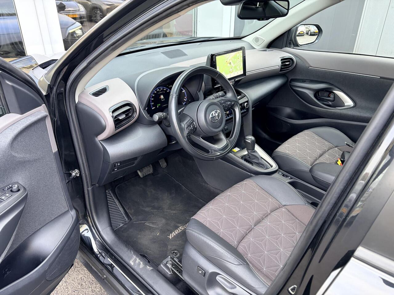 Toyota YARIS Cross 1.5 Hybrid Executive 18 inch | Panoramadak | Half leder | Parkeersensoren rondom