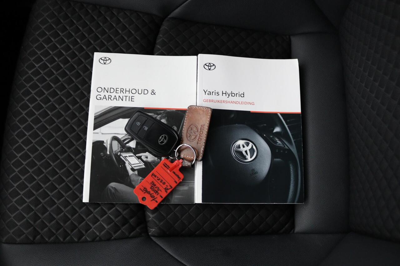 Toyota YARIS 1.5 Hybrid Executive | Navigatie | Stoel en stuurverwarming | Panoramadak | Leder-stof bekleding |