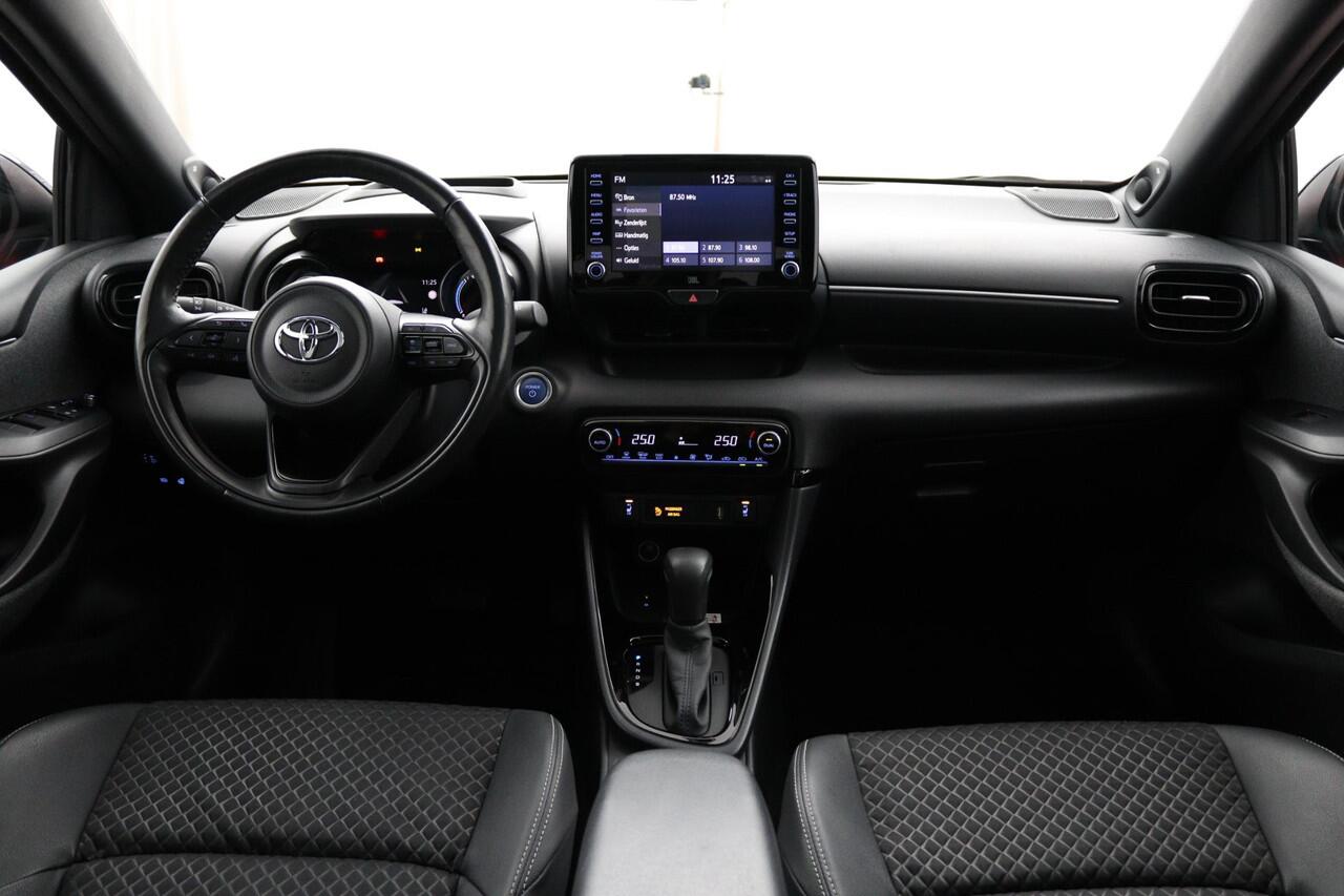 Toyota YARIS 1.5 Hybrid Executive | Navigatie | Stoel en stuurverwarming | Panoramadak | Leder-stof bekleding |