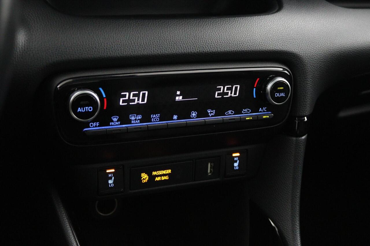 Toyota YARIS 1.5 Hybrid Executive | Navigatie | Stoel en stuurverwarming | Panoramadak | Leder-stof bekleding |