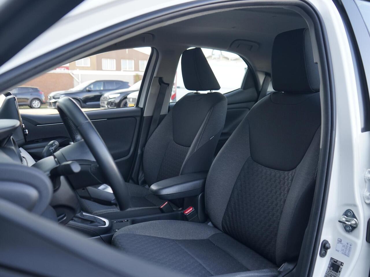Toyota YARIS 1.5 Hybrid 115 Comfort 1e Eig / Dealeronderh / LED / Lichtmetaal / Carplay / Camera / Bluetooth / ACC
