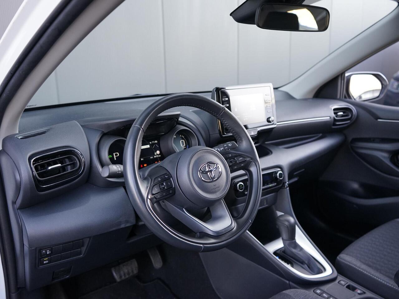 Toyota YARIS 1.5 Hybrid 115 Comfort 1e Eig / Dealeronderh / LED / Lichtmetaal / Carplay / Camera / Bluetooth / ACC