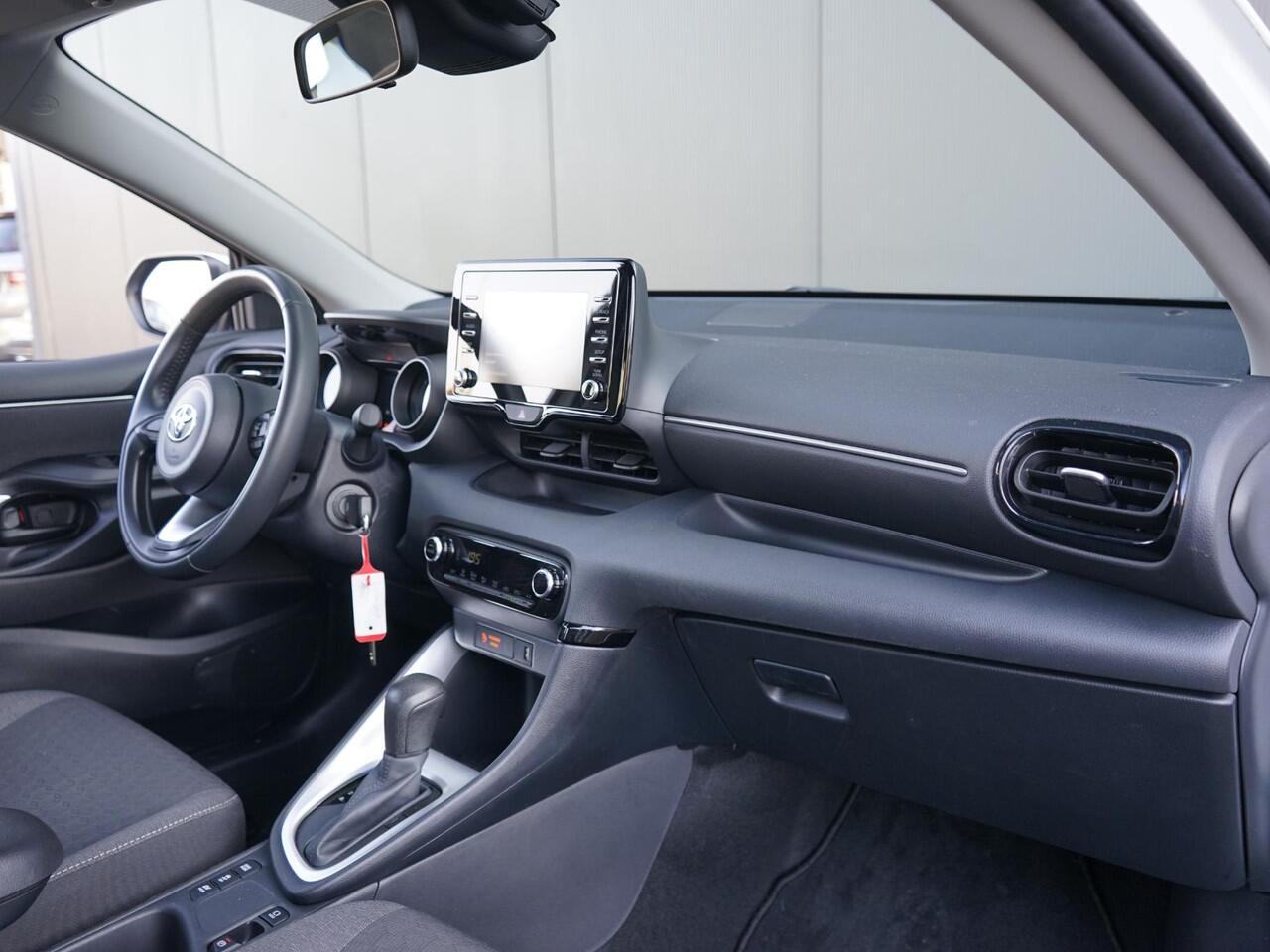 Toyota YARIS 1.5 Hybrid 115 Comfort 1e Eig / Dealeronderh / LED / Lichtmetaal / Carplay / Camera / Bluetooth / ACC