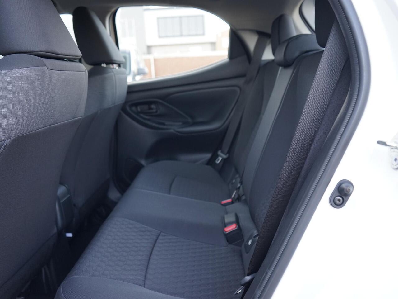 Toyota YARIS 1.5 Hybrid 115 Comfort 1e Eig / Dealeronderh / LED / Lichtmetaal / Carplay / Camera / Bluetooth / ACC