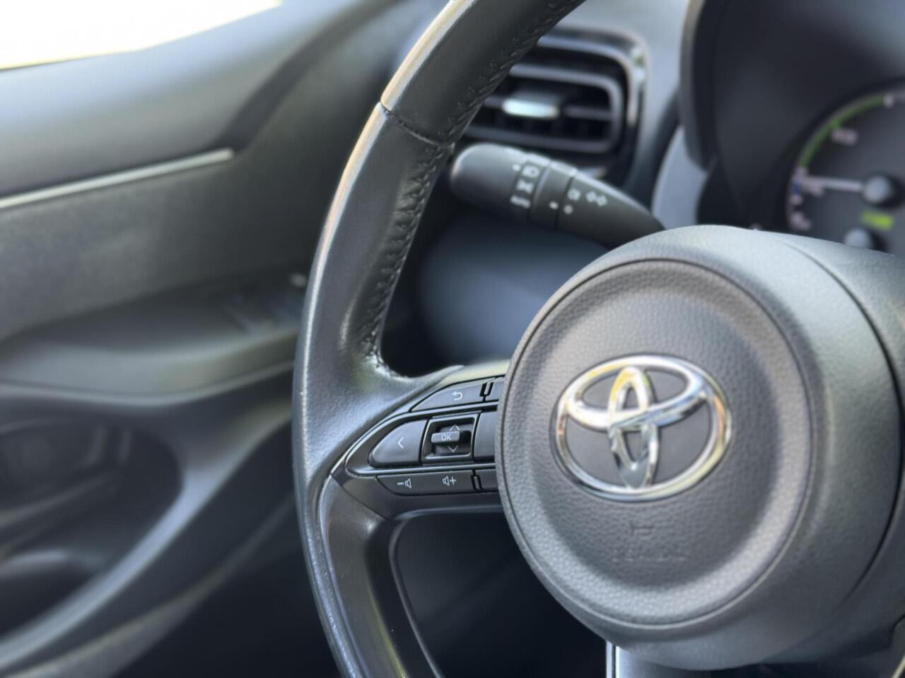 Toyota YARIS 1.5 Hybrid 115 Comfort | NAVI CARPLAY CAMERA ZGAN!