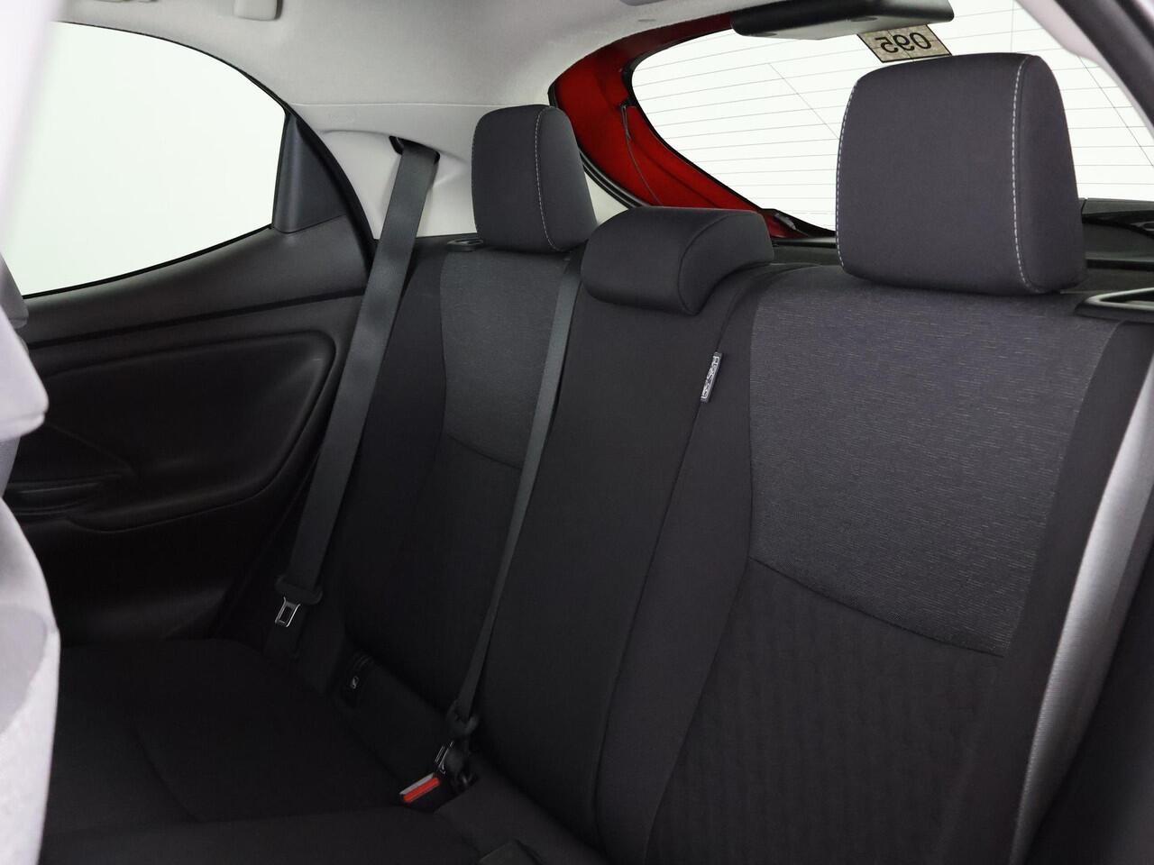 Toyota YARIS 1.5 Hybrid Bi-Tone GARANTIE TOT 12-2032! . NAVIGATIE . ACHTERUITRIJ CAMERA . ADAPTIEVE CRUISE CONTROL .