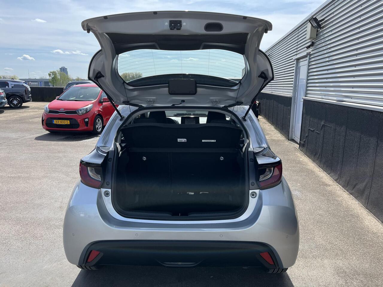 Toyota YARIS 1.5 Hybrid Business Stoelverwarming, Parkeersensoren, Adaptieve cruise control, Achteruitrijcamera, Apple Carplay/Android Auto