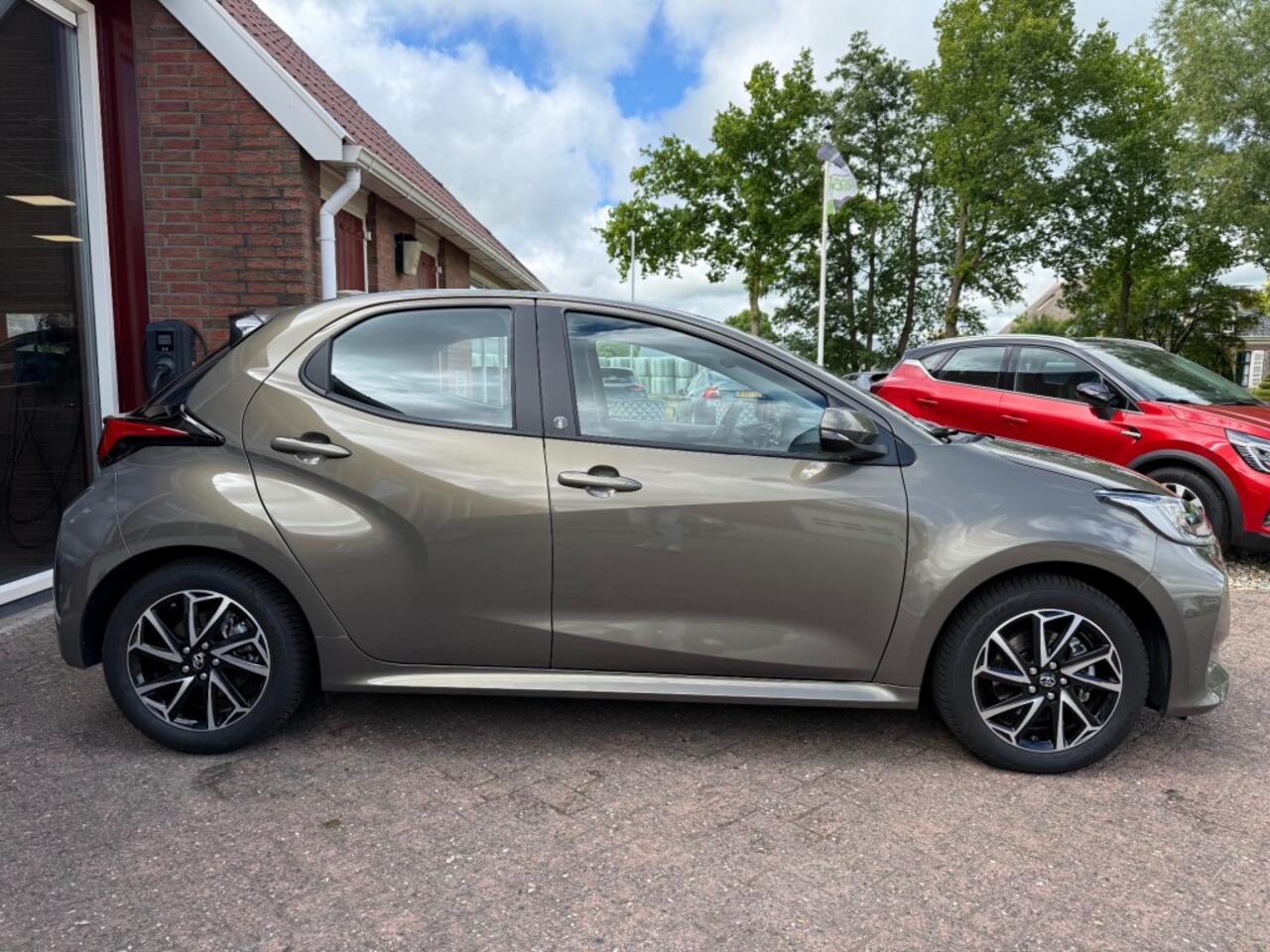 Toyota YARIS 1.5 HYBRID 5-DRS DYNAMIC AUTOMAAT! LUXE UITVIERING SLECHTS 14.176 KM