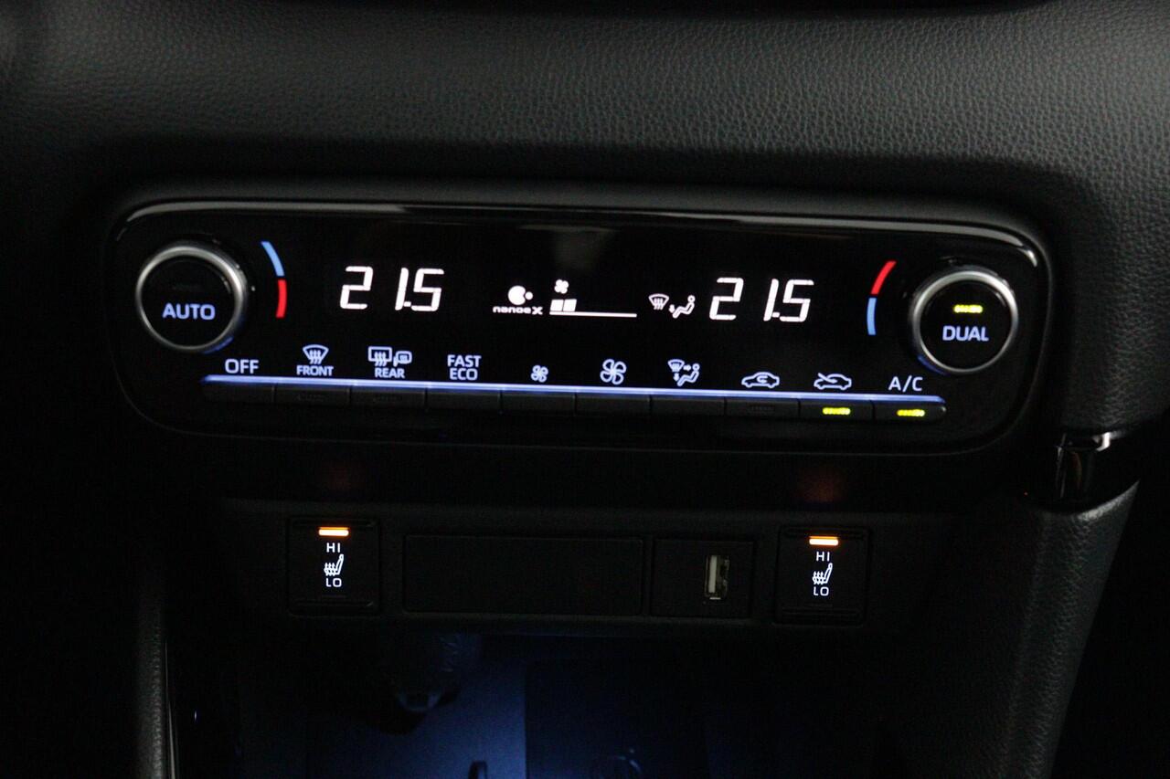 Toyota YARIS 1.5 Hybrid Executive | head-up display | panoramadak| Bi-tone |
