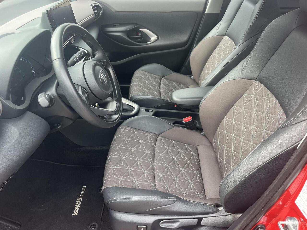 Toyota YARIS Cross 1.5 Hybrid Executive | Navigatie | Stoel- + stuurverwarming | 18 inch LM-velgen | Keyless entry |