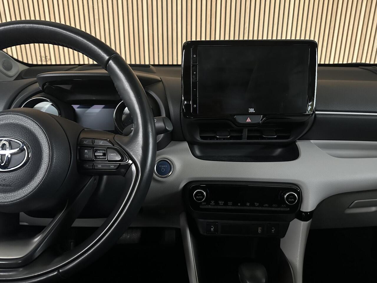 Toyota YARIS 1.5 Hybrid Executive Panodak | JBL | Head-Up display