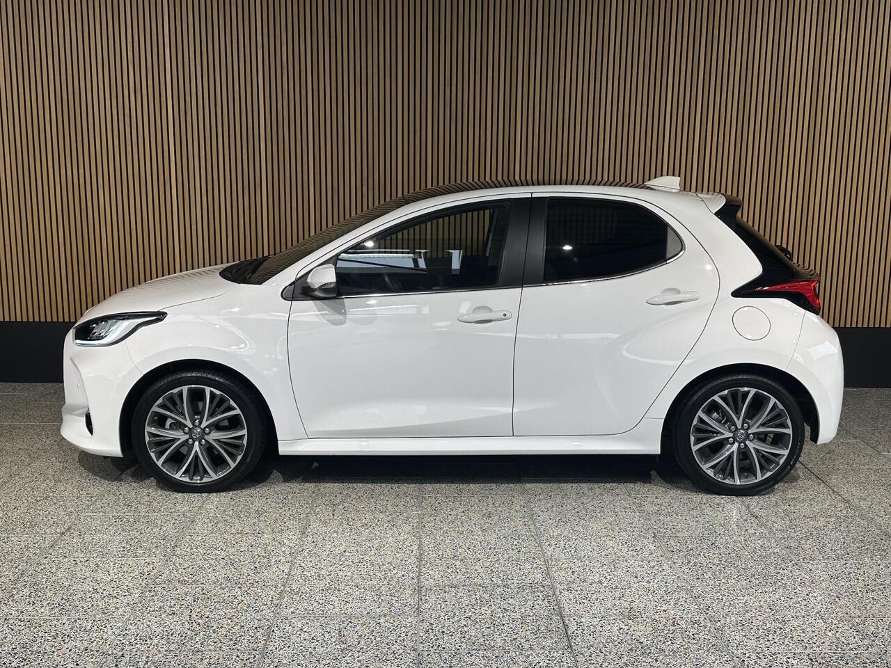 Toyota YARIS 1.5 Hybrid Executive Panodak | JBL | Head-Up display