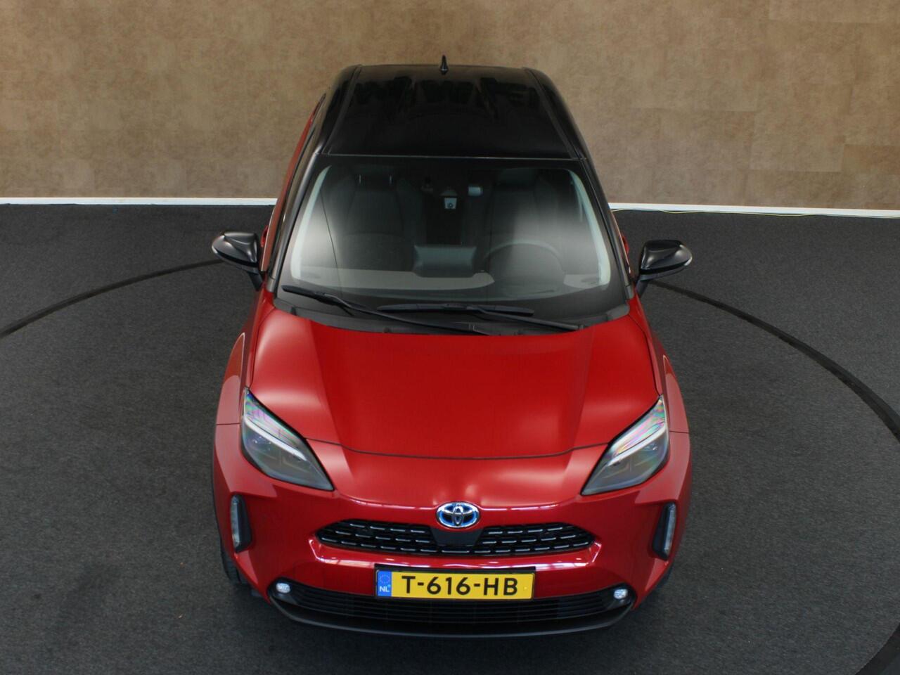 Toyota YARIS Cross 1.5 Hybrid Executive - TREKHAAK 750KG GEREMD TREKGEWICHT - HEAD-UP DISPLAY - JBL GELUIDSINSTALLATIE - PARKEERSENSOREN VOOR EN ACHTER - DODEHOEK DETECTIE - ELEKTRISCHE ACHTERKLEP - VOORRUIT, STUUR EN STOEL VERWARMING - DRAADLOZE TELEFOONLADER - NAVI