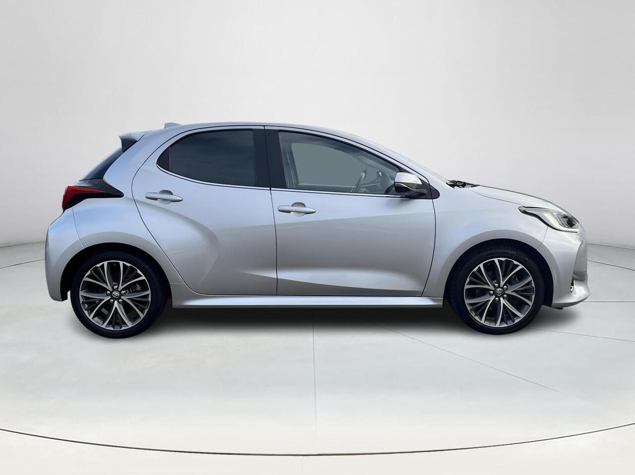 Toyota YARIS 1.5 Hybrid Executive | Navigatie | Stoelverwarming | LED koplampen | 17 inch LM-velgen |