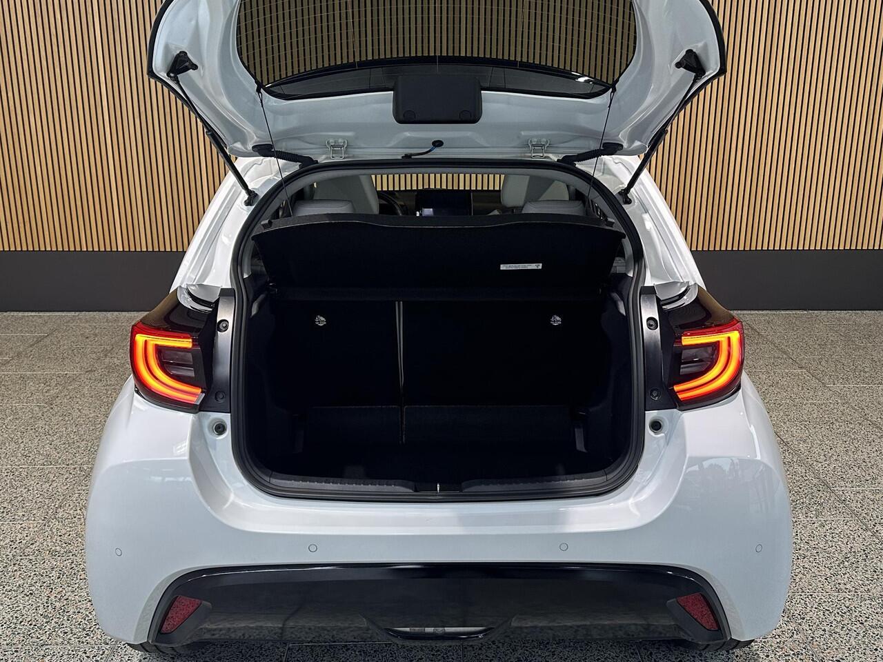 Toyota YARIS 1.5 Hybrid Executive Panodak | JBL | Head-Up display