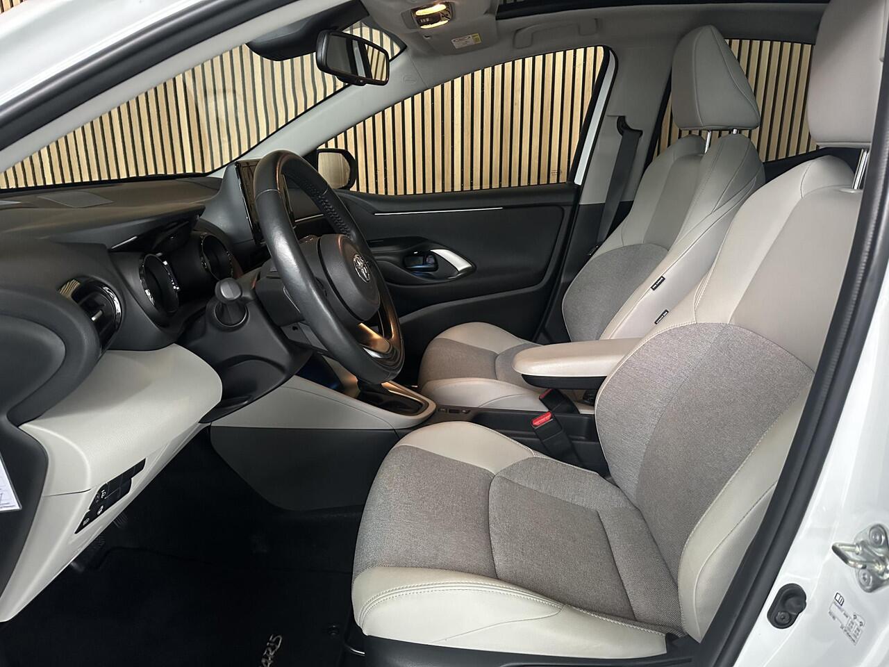 Toyota YARIS 1.5 Hybrid Executive Panodak | JBL | Head-Up display