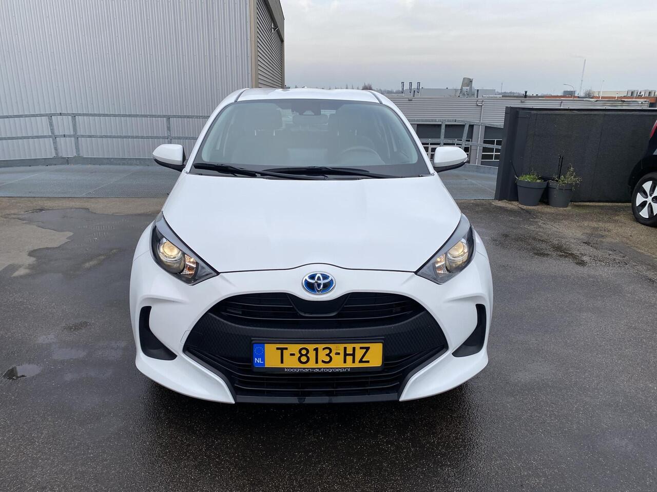 Toyota YARIS 1.5 Hybrid Active 1e eign. Nieuw geleverd, adaptieve cruise control, achteruitrij camera, navigatie Apple Carplay/Android Auto