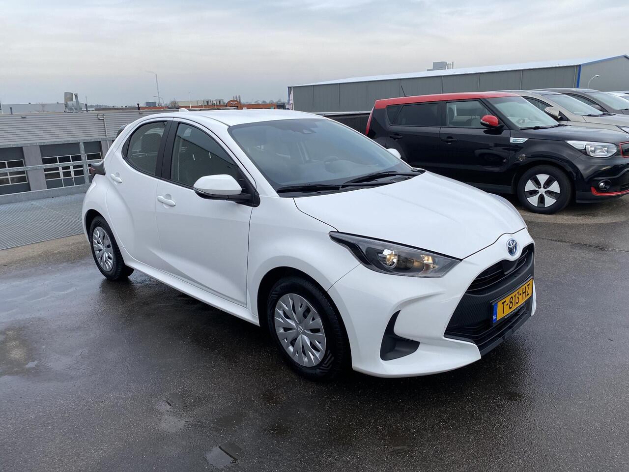 Toyota YARIS 1.5 Hybrid Active 1e eign. Nieuw geleverd, adaptieve cruise control, achteruitrij camera, navigatie Apple Carplay/Android Auto