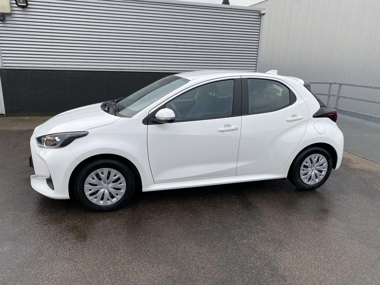 Toyota YARIS 1.5 Hybrid Active 1e eign. Nieuw geleverd, adaptieve cruise control, achteruitrij camera, navigatie Apple Carplay/Android Auto