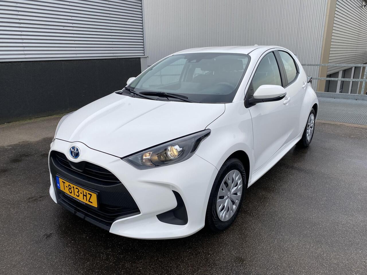 Toyota YARIS 1.5 Hybrid Active 1e eign. Nieuw geleverd, adaptieve cruise control, achteruitrij camera, navigatie Apple Carplay/Android Auto