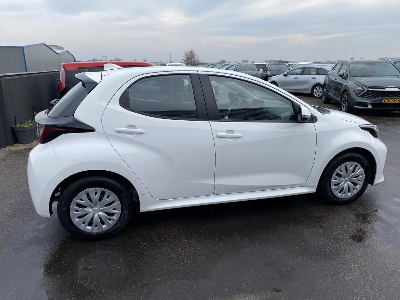 Toyota YARIS 1.5 Hybrid Active 1e eign. Nieuw geleverd, adaptieve cruise control, achteruitrij camera, navigatie Apple Carplay/Android Auto