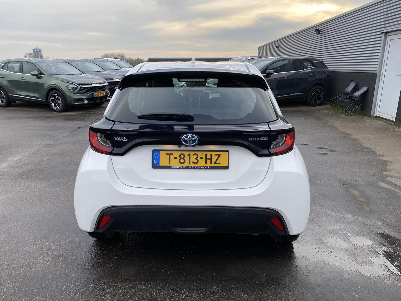 Toyota YARIS 1.5 Hybrid Active 1e eign. Nieuw geleverd, adaptieve cruise control, achteruitrij camera, navigatie Apple Carplay/Android Auto