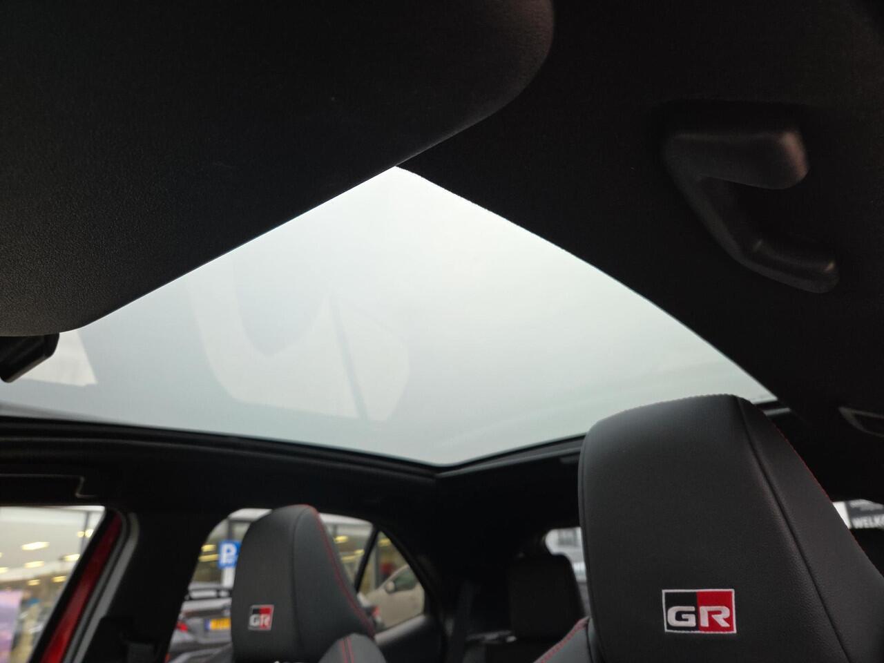 Toyota YARIS Cross 1.5 Hybrid GR Sport | Panorama dak | Apple CarPlay | Blindspot | Rijklaar incl. garantie |